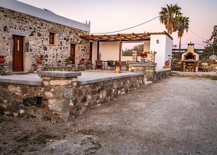 Paradisi Stone House Case de vacanță