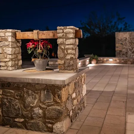 Paradisi Stone House Ferienhaus